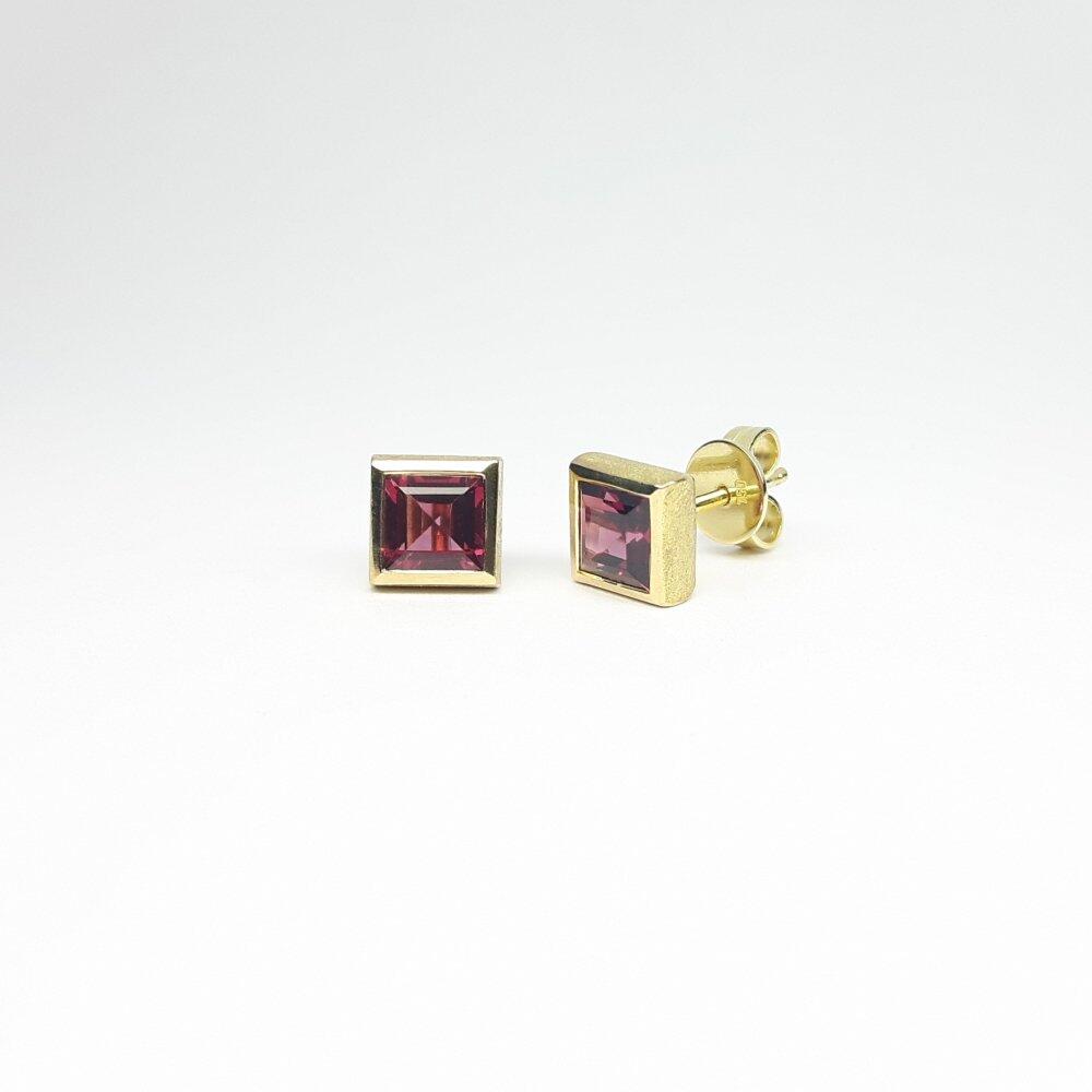 Stud earrings in 18kt yellow gold and rhodolite garnet.