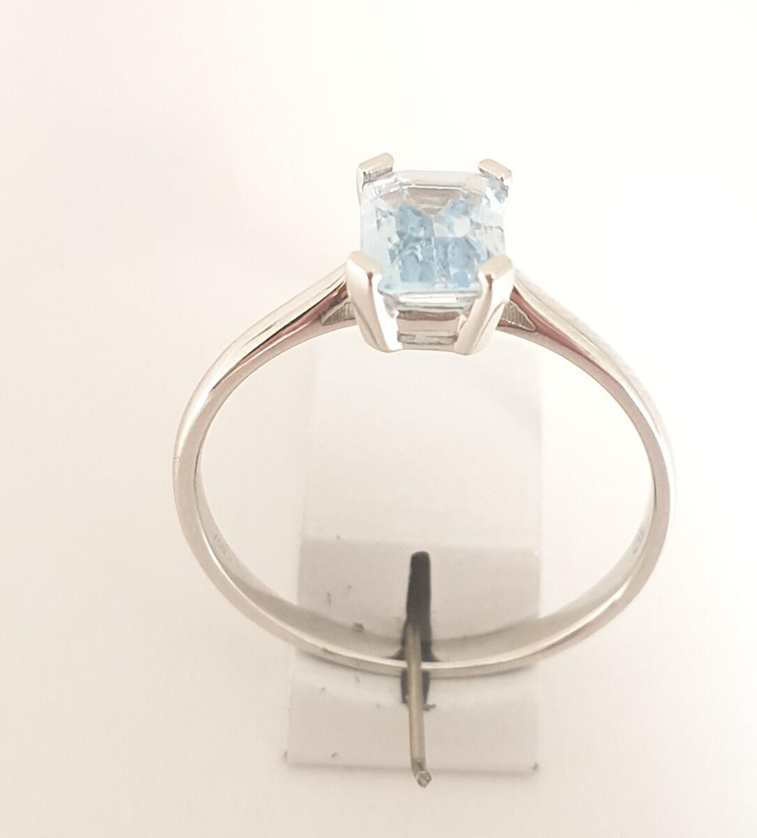 Vendu Bague or blanc 18K avec topaze bleu serti 4 griffes