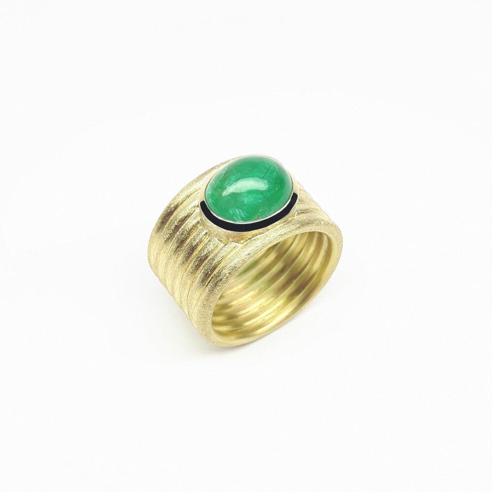 Ring in 18kt yellow gold and emerald. Unique piece.