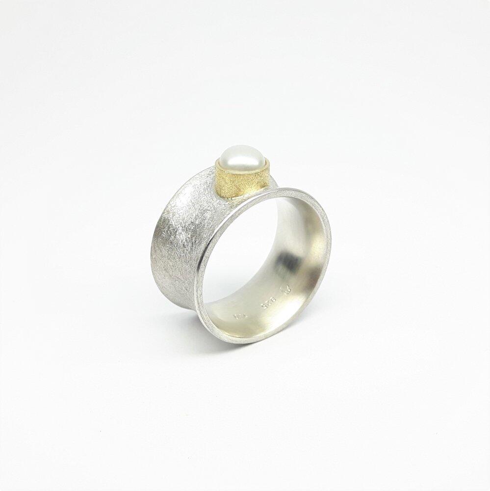 Ring made of 925 silver, 18kt yellow gold and freshwater cultured pearl. Unique piece.