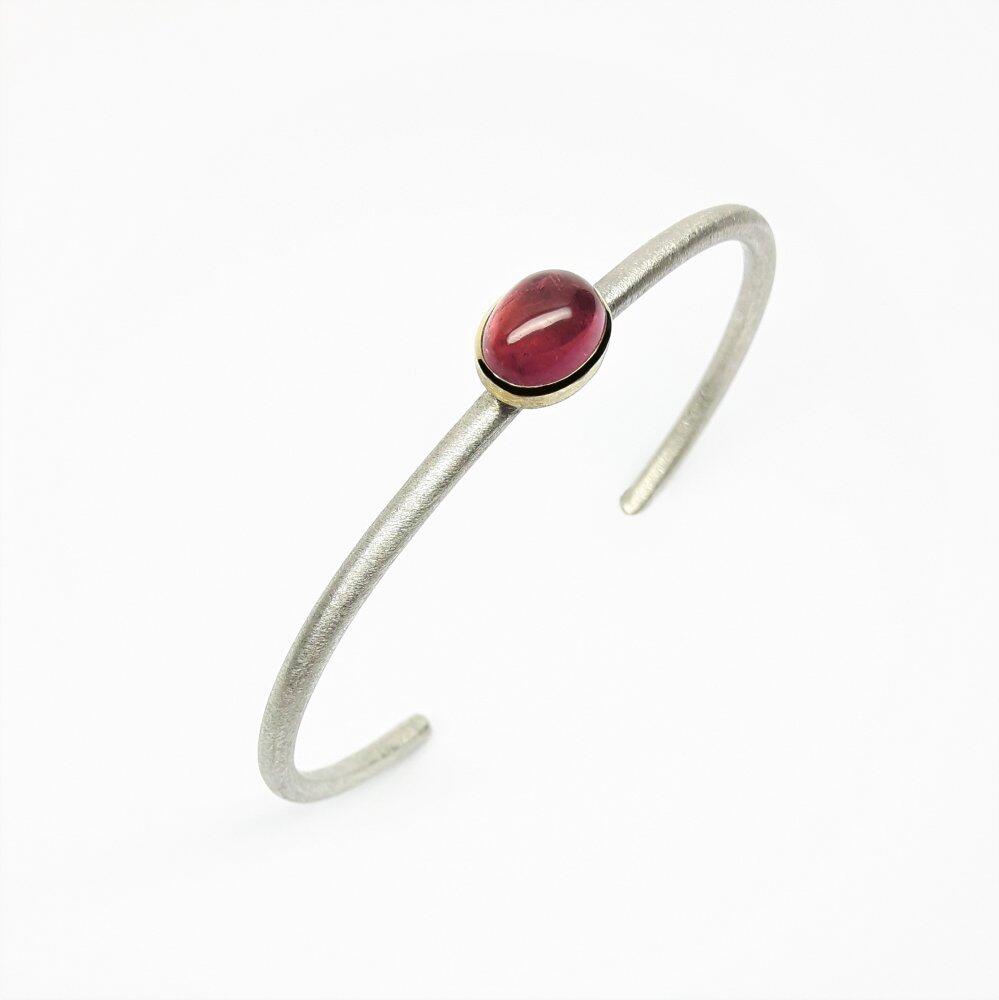 Bangle made of 925 silver and 18kt yellow gold and pink tourmaline.