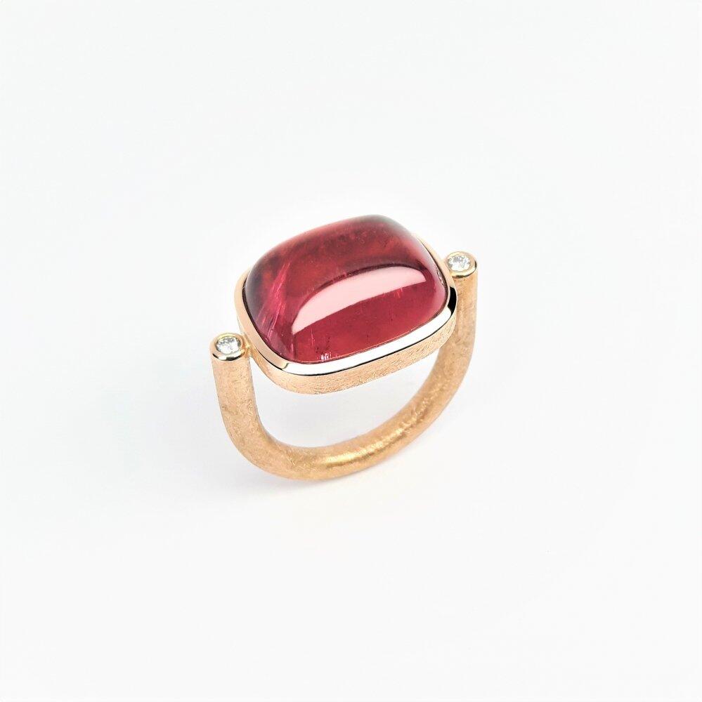 Ring in 18kt rose gold, pink tourmaline and diamonds. Unique piece.