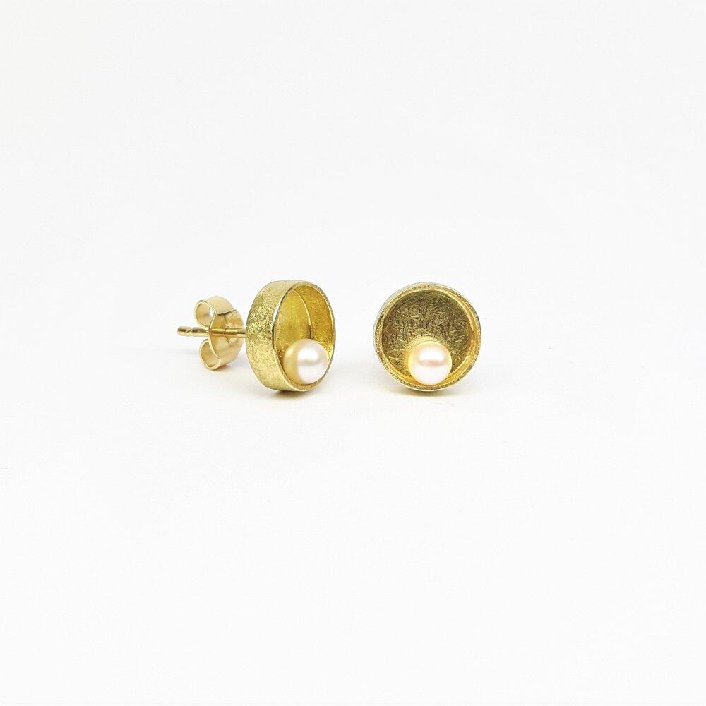 Stud earrings in 18kt yellow gold and Akoya pearls.