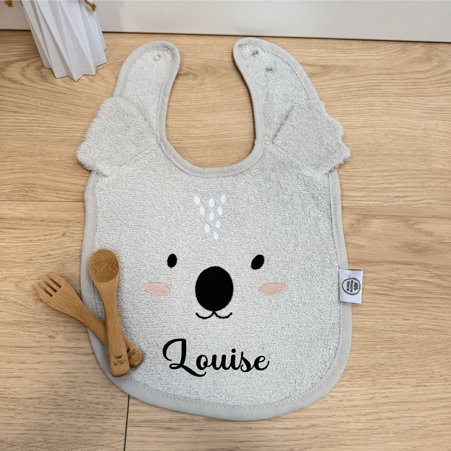 Bavoir Koala Gris personnalisé avec couverts