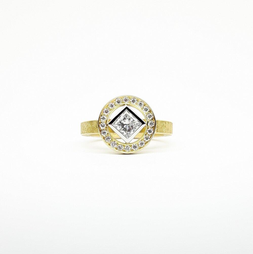 'my sweet princess', bague en or 18kt, diamant princesse 0,50ct et brillants.