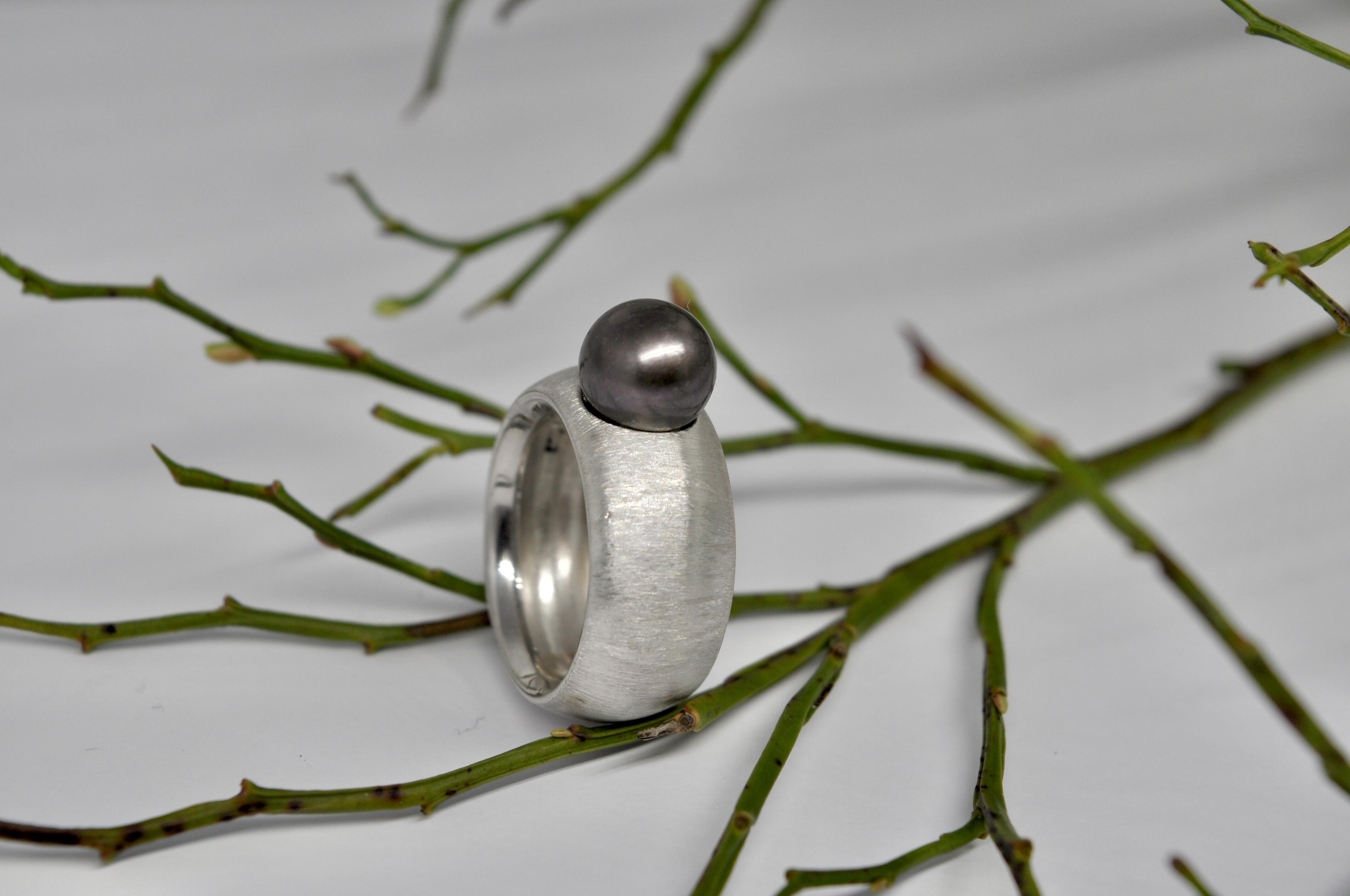 Silver ring with freshwater pearl