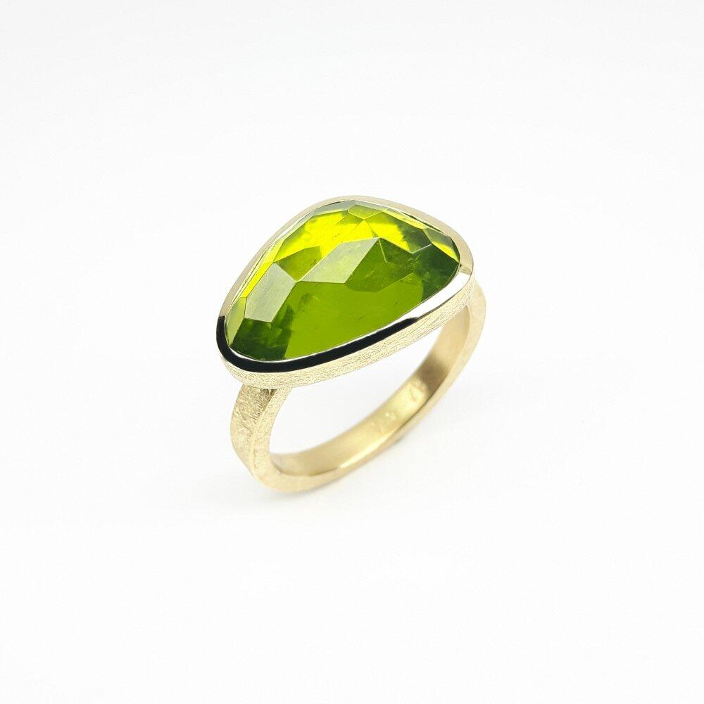 Bague en or jaune 18kt et péridot en taille "cocktail". Pièce unique.