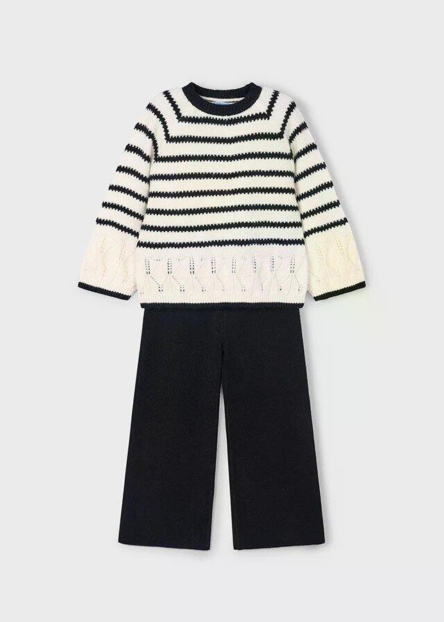 Pantalons et pull rayé se