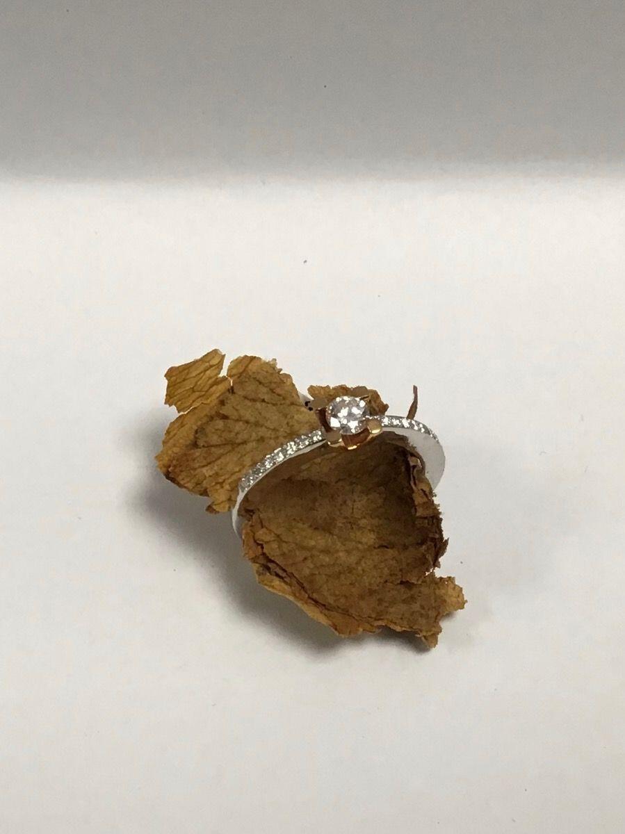 # Solitärring aus 750/000 Weißgold und Roségold mit 0,31 ct natürlichen Diamanten