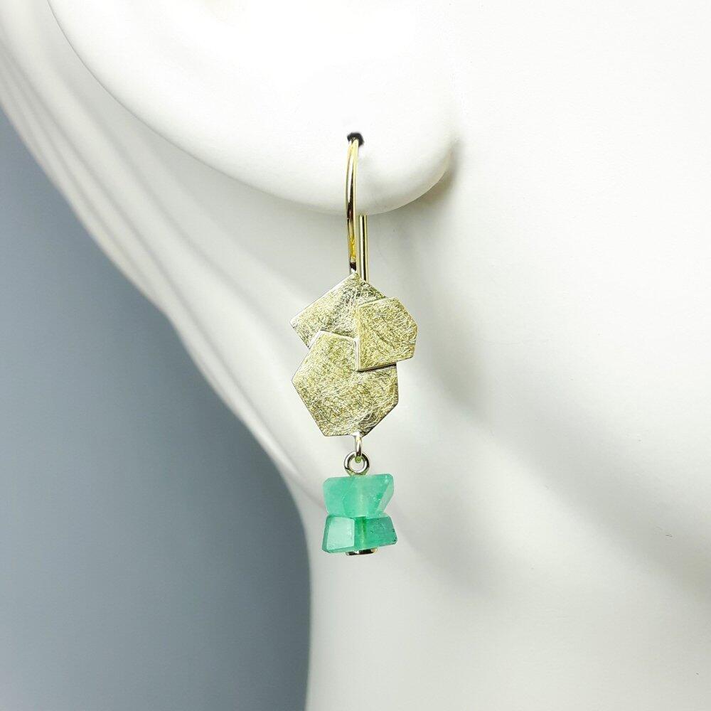 Boucles d'oreilles en or jaune 18kt et émeraude. Pièce unique.