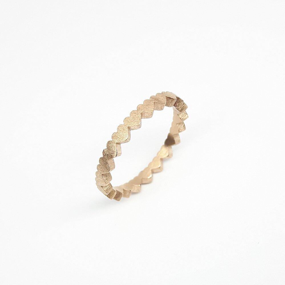 'heartbeats', Ring aus 21 Herzen, 18kt Rotgold.