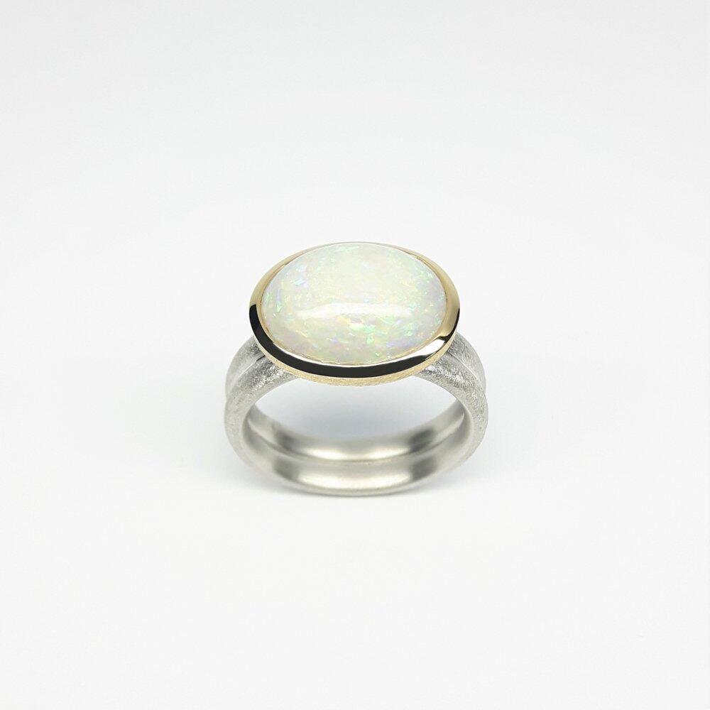 Ring in 18kt yellow gold and Australian opal. Unique piece.