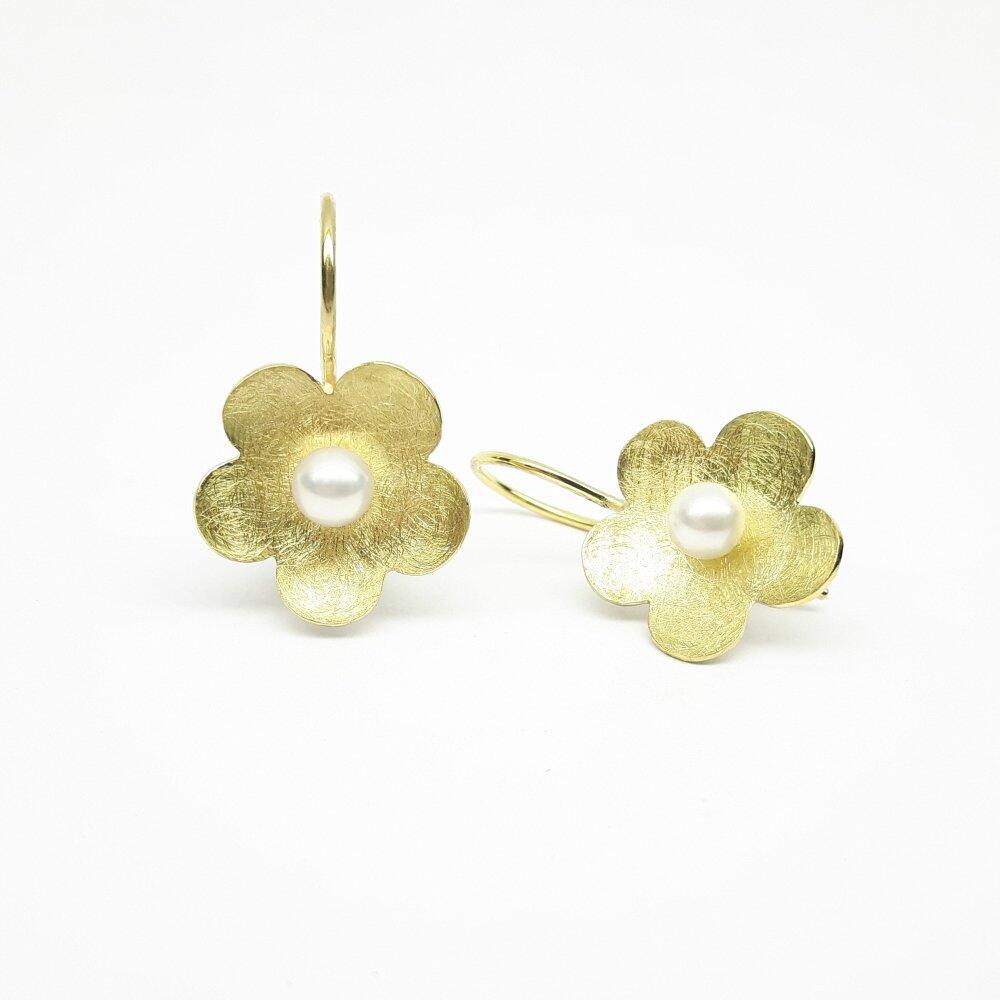 "flower power", Ohrhänger aus 18kt Gelbgold und Akoyaperlen.
