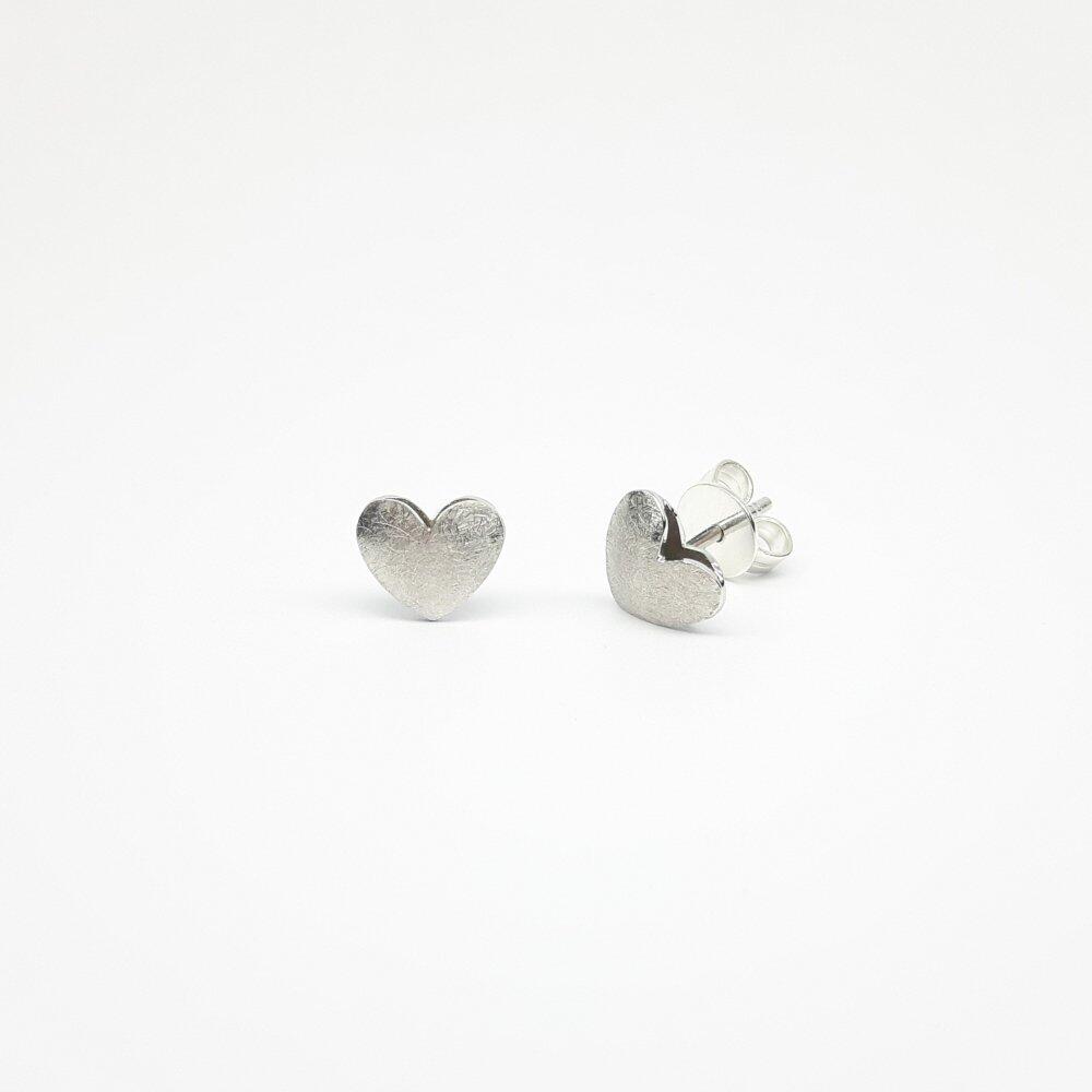 Heart stud earrings in 925 silver.