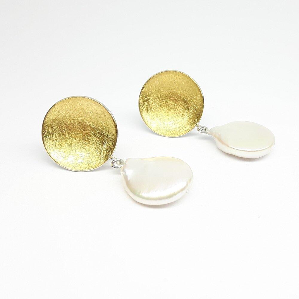 Boucles d'oreilles en or jaune 18kt et perle de culture d'eau douce Keshi. Pièce unique.