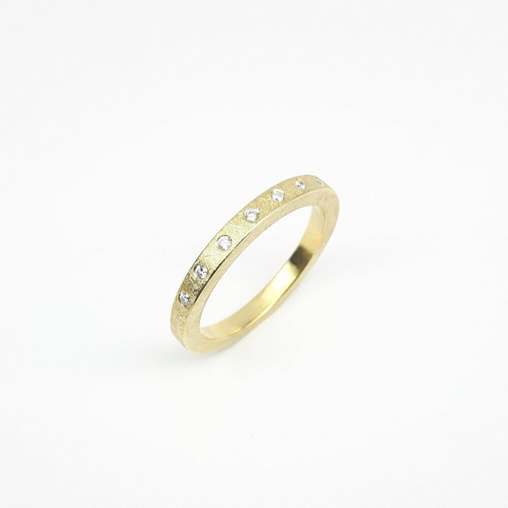 Spacer ring made of 18k yellow gold and 10 diamonds.