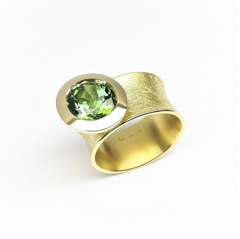 Bague en or jaune 18kt, sertie d'une tourmaline facettée. Pièce unique.