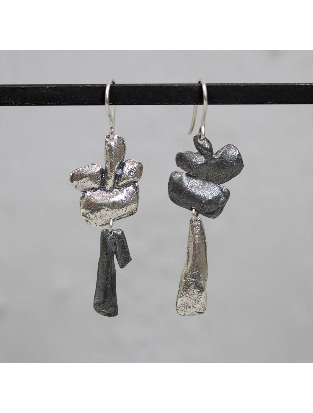 # Alternate silver pending ohrrings