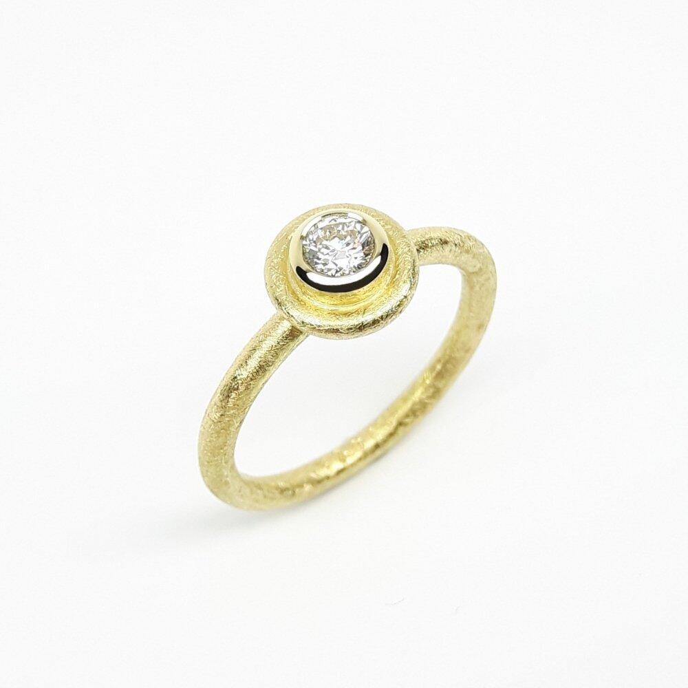 Bague solitaire en or jaune 18kt et diamant 0,20ct. Pièce unique