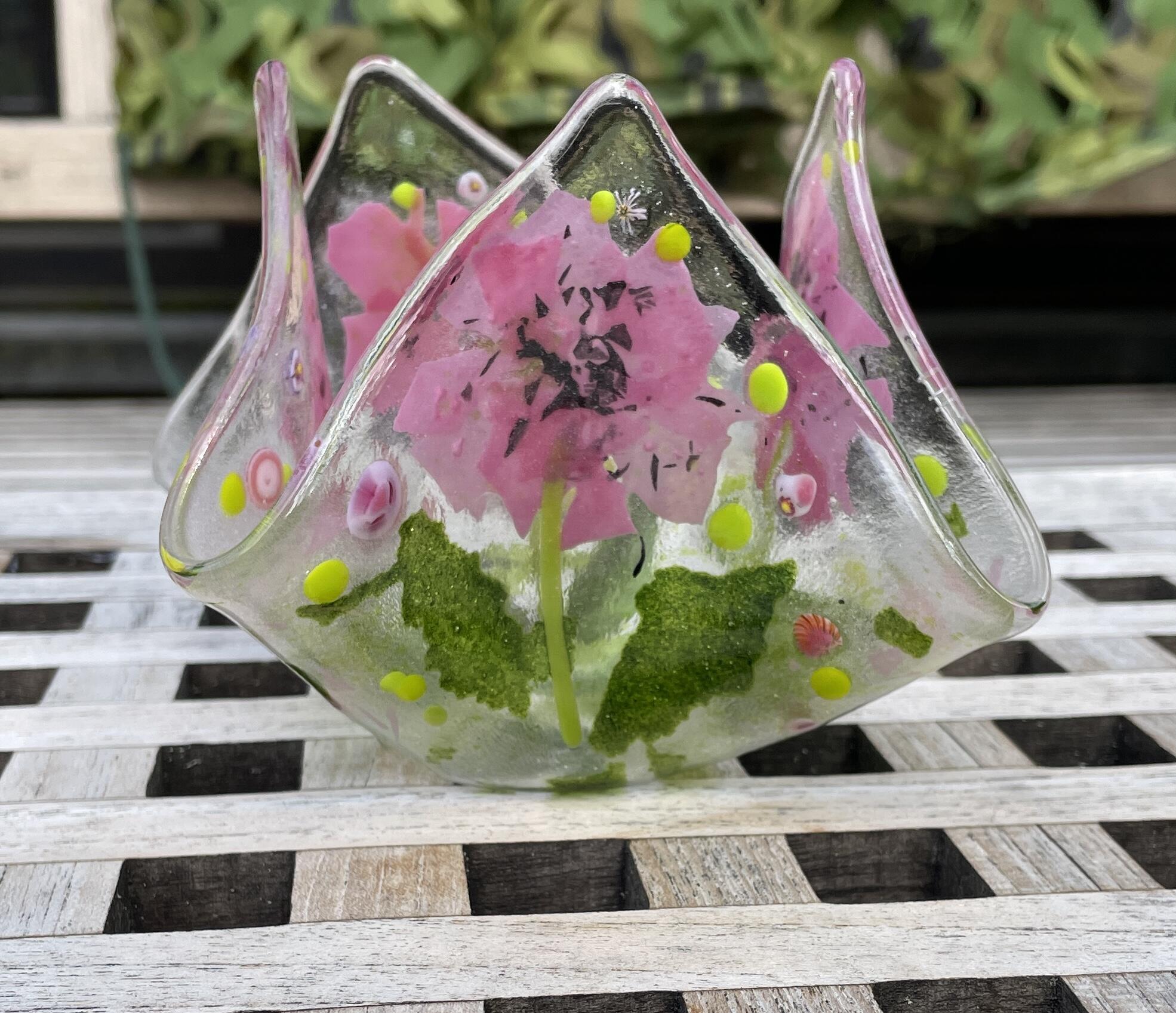Teelicht aus transparentem Glas mit farbigem Blumenmotiv, Einzelstueck 