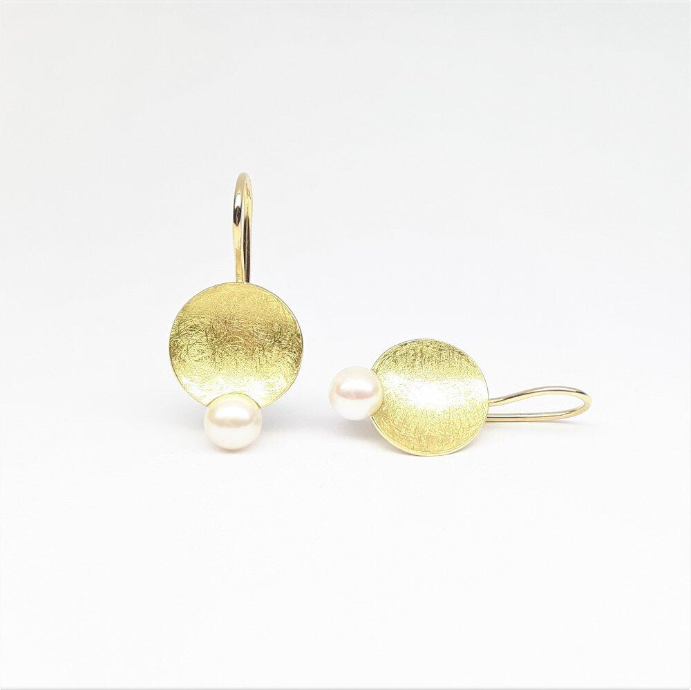 Earrings in 18kt yellow gold and Akoya pearls.