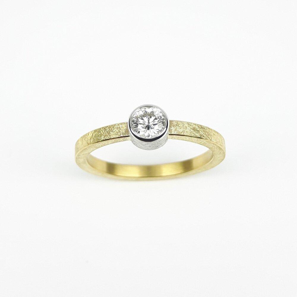 Solitärring aus 18kt Gelb-Weißgold und 0,25ct Brillant.
