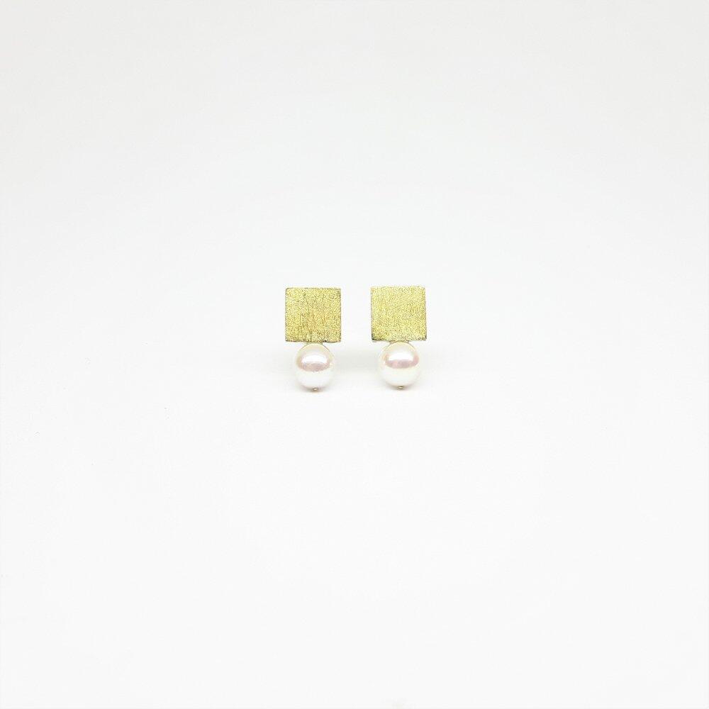 Boucles d'oreilles carrées, or jaune 18kt et perles Akoya Ø5mm.