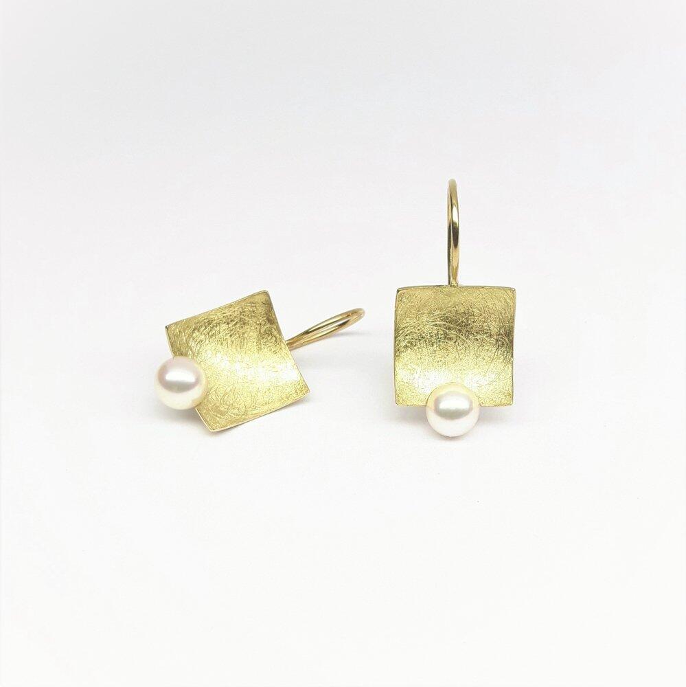 Earrings in 18kt yellow gold and Akoya pearls.