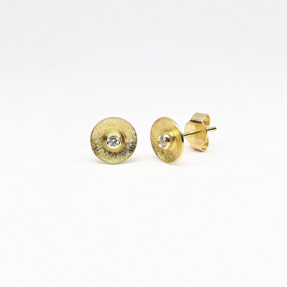 Stud earrings in 18kt yellow gold and diamonds.