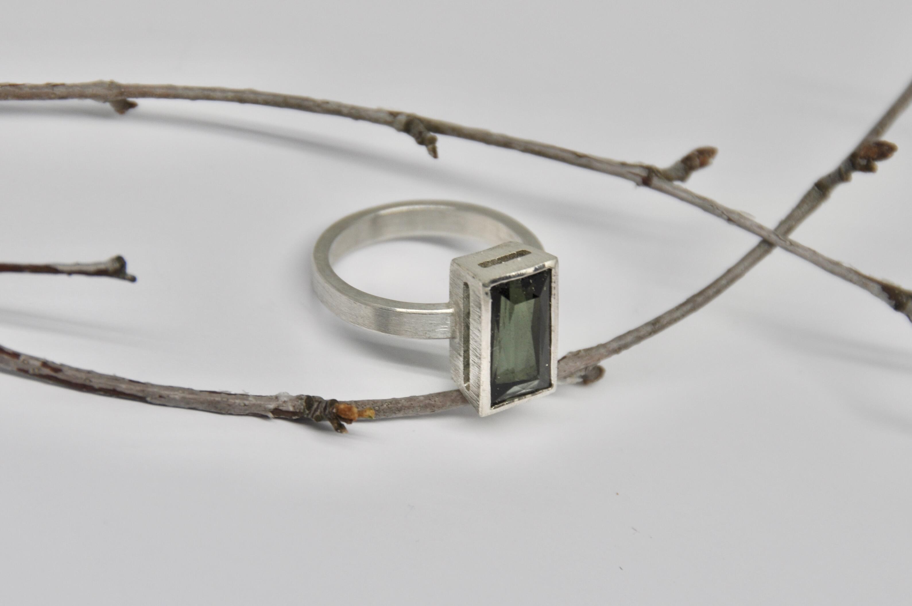 Moderner Silberring mit grünem Turmalin im Smaragdschliff