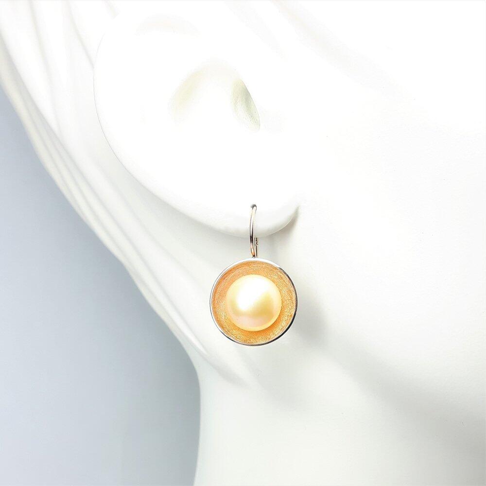 Earrings in 18kt rose gold and salmon freshwater cultured pearls Ø11mm.