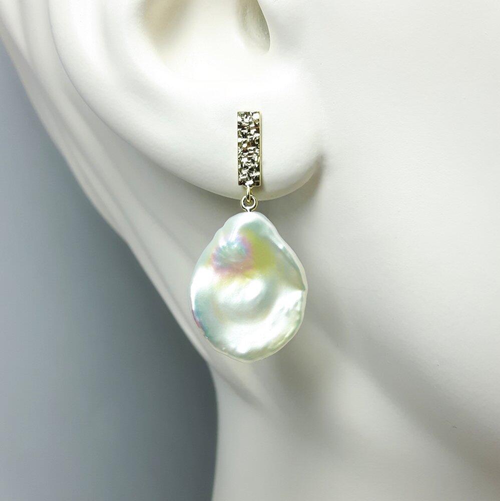 Boucles d'oreilles en or jaune 18kt et perle de culture d'eau douce Keshi. Pièce unique.