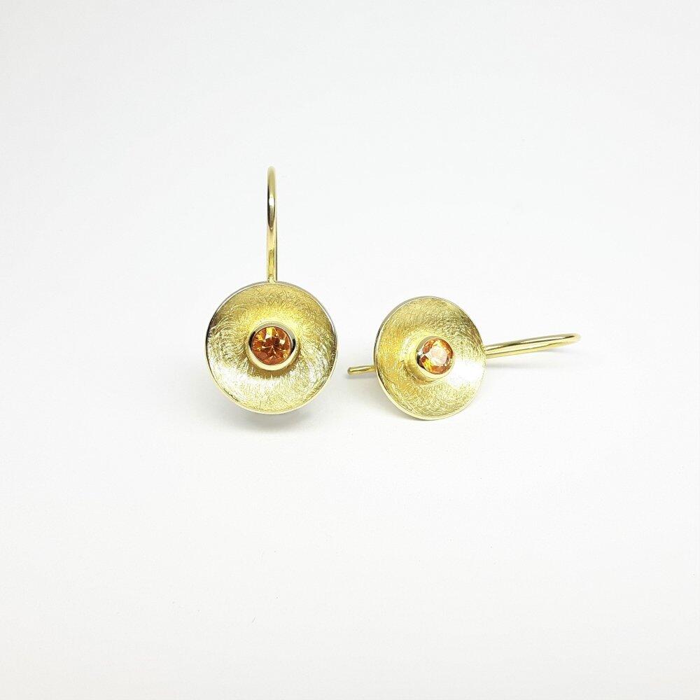 Stud earrings in 18kt yellow gold and mandarin garnet.