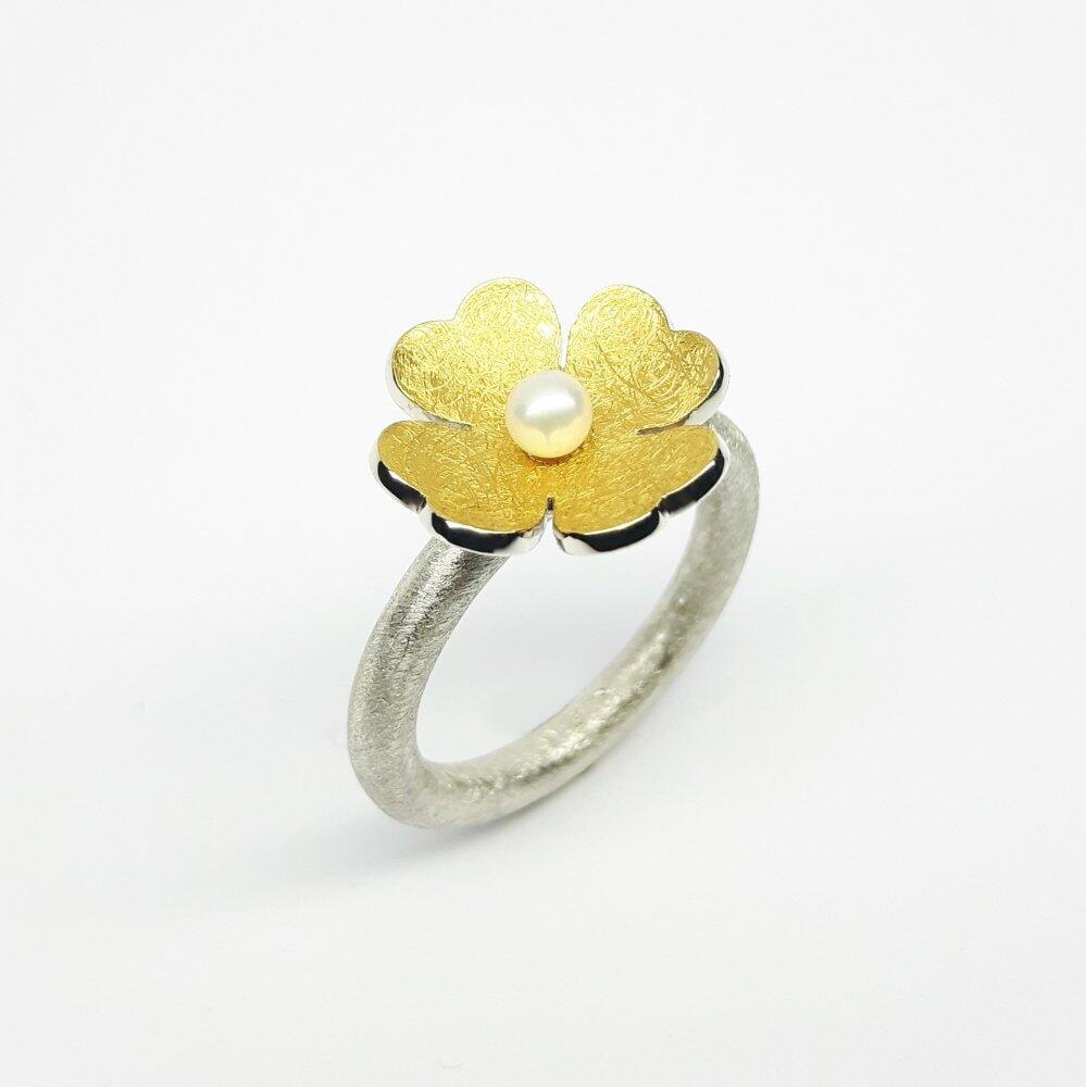 'lucky clover', Ring Feingold, 925er Silber und einer Süßwasserzuchtperle.