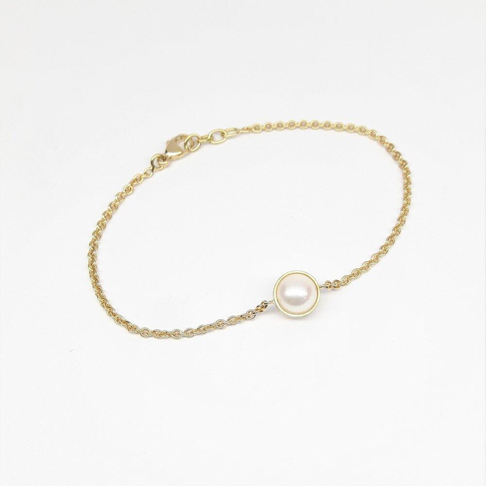 Bracelet in 18kt yellow gold and acoya bead.