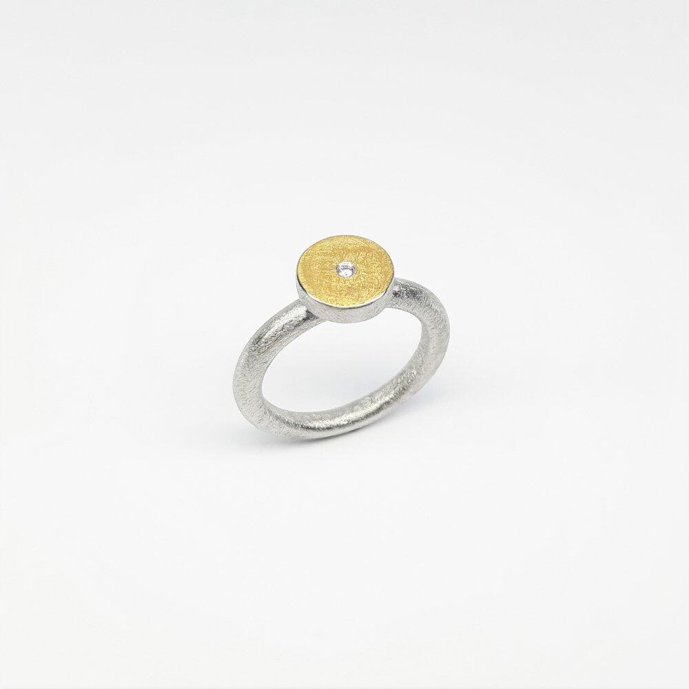 Ring aus Silber, Feingold und Diamant.