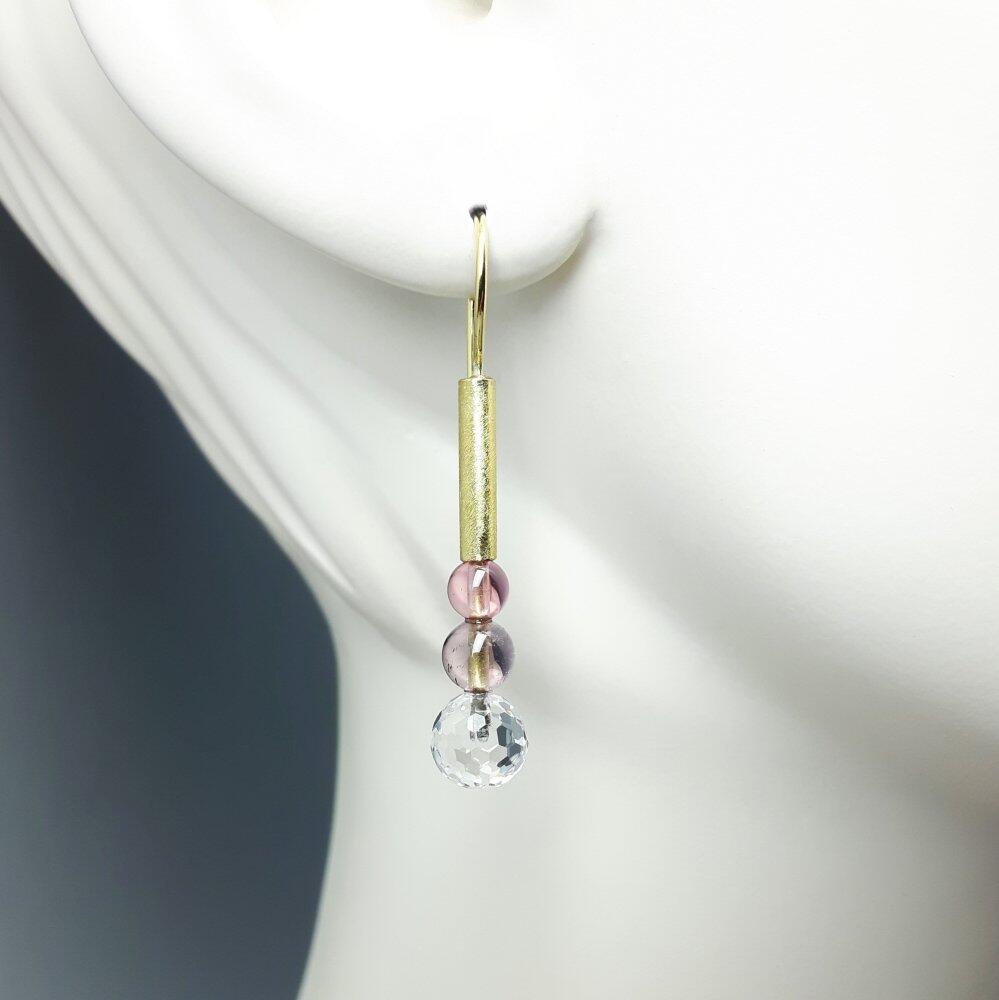 Boucles d'oreilles en or jaune 18kt, pampilles en cristal de roche et boules en tourmaline. Pièce unique.