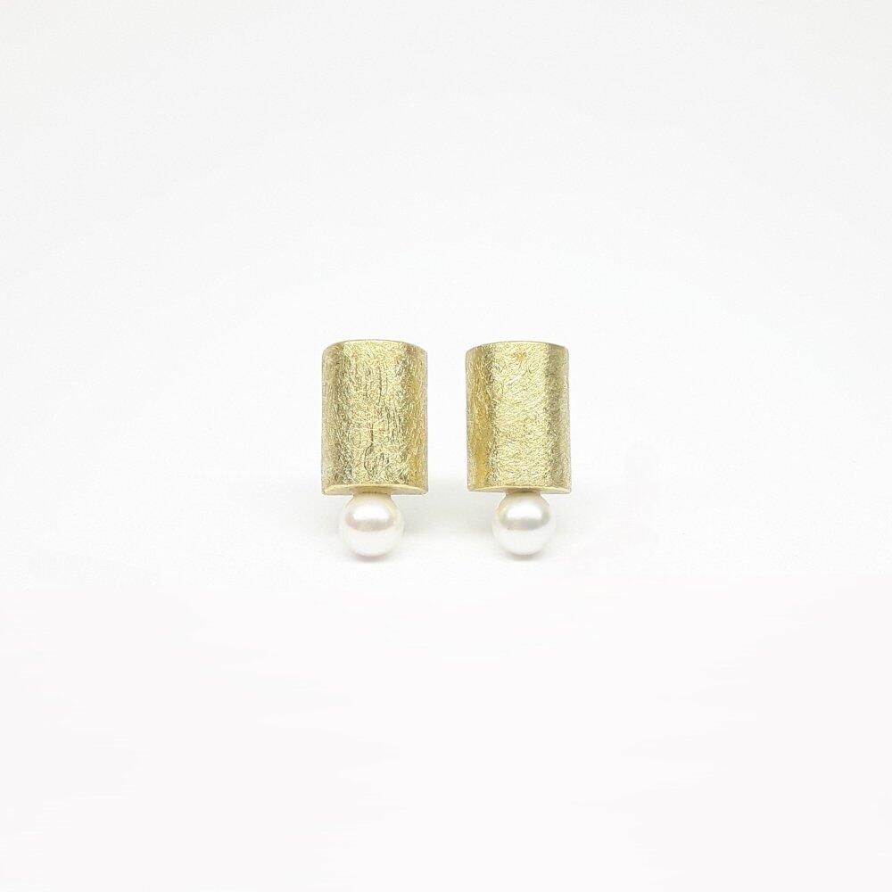 Stud earrings in 18kt yellow gold and Akoya pearls Ø3.7mm.