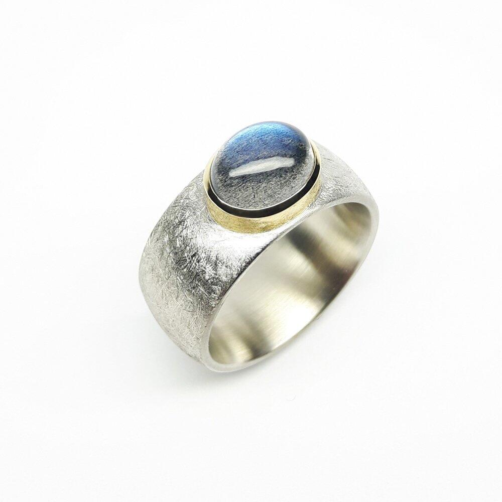 Ring aus 18kt Gelbgold, 925er Silber und Labradorit.