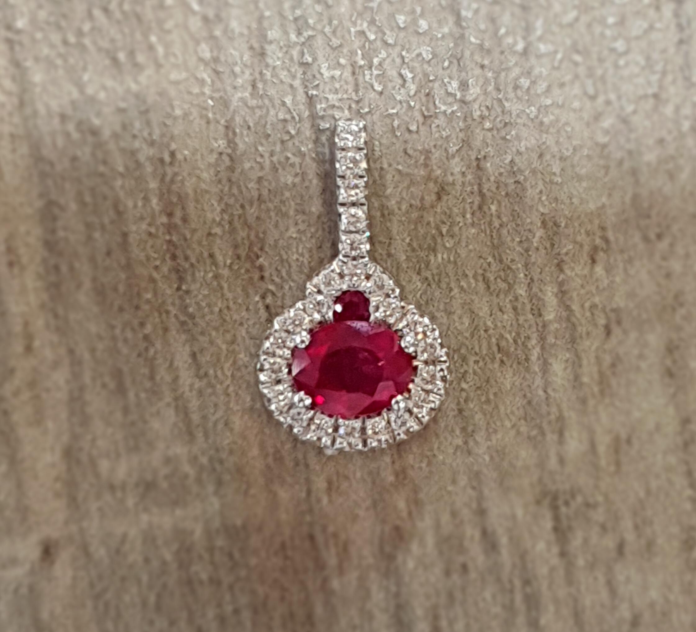 # Pendentif rubis or blanc 750/000 avec brillants 0,10 ct