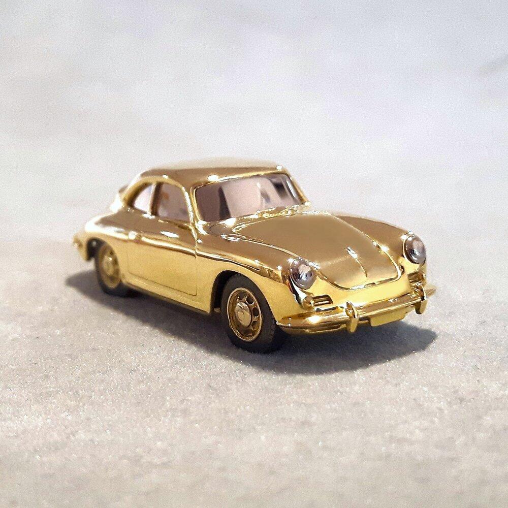 "Porsche 356 C Coupé". Modèle réduit 1:87 en or jaune/blanc 18kt et argent noirci. Pièce unique.