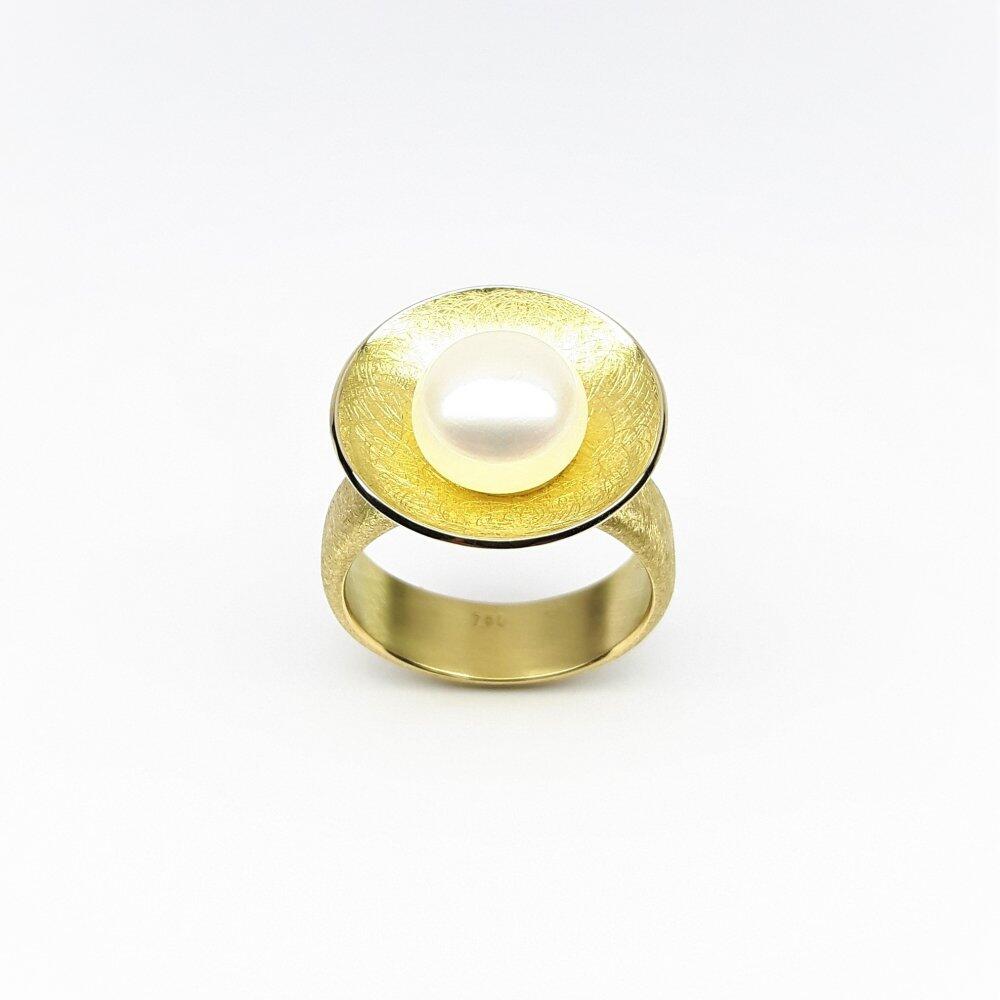 Ring in 18kt yellow gold and freshwater cultured pearl.