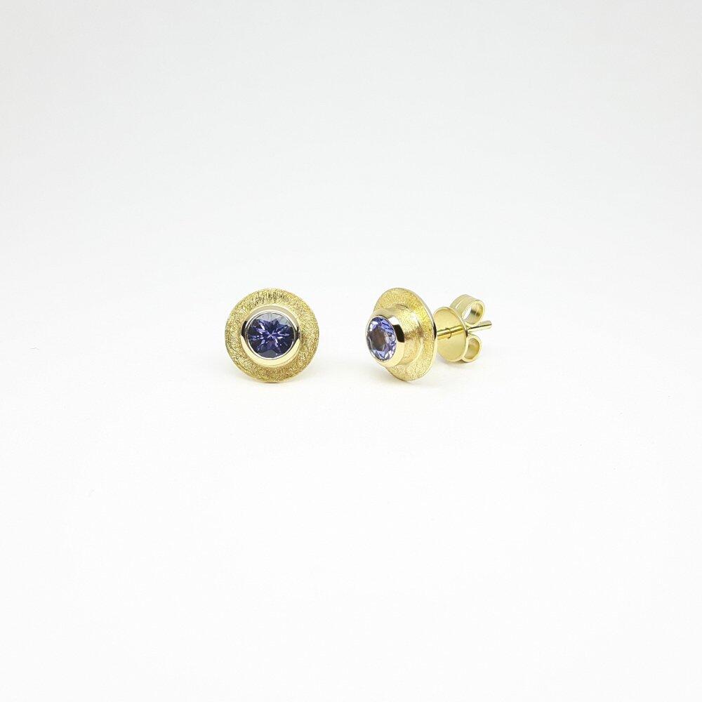 Stud earrings in 18kt yellow gold and Ø5mm tanzanite.