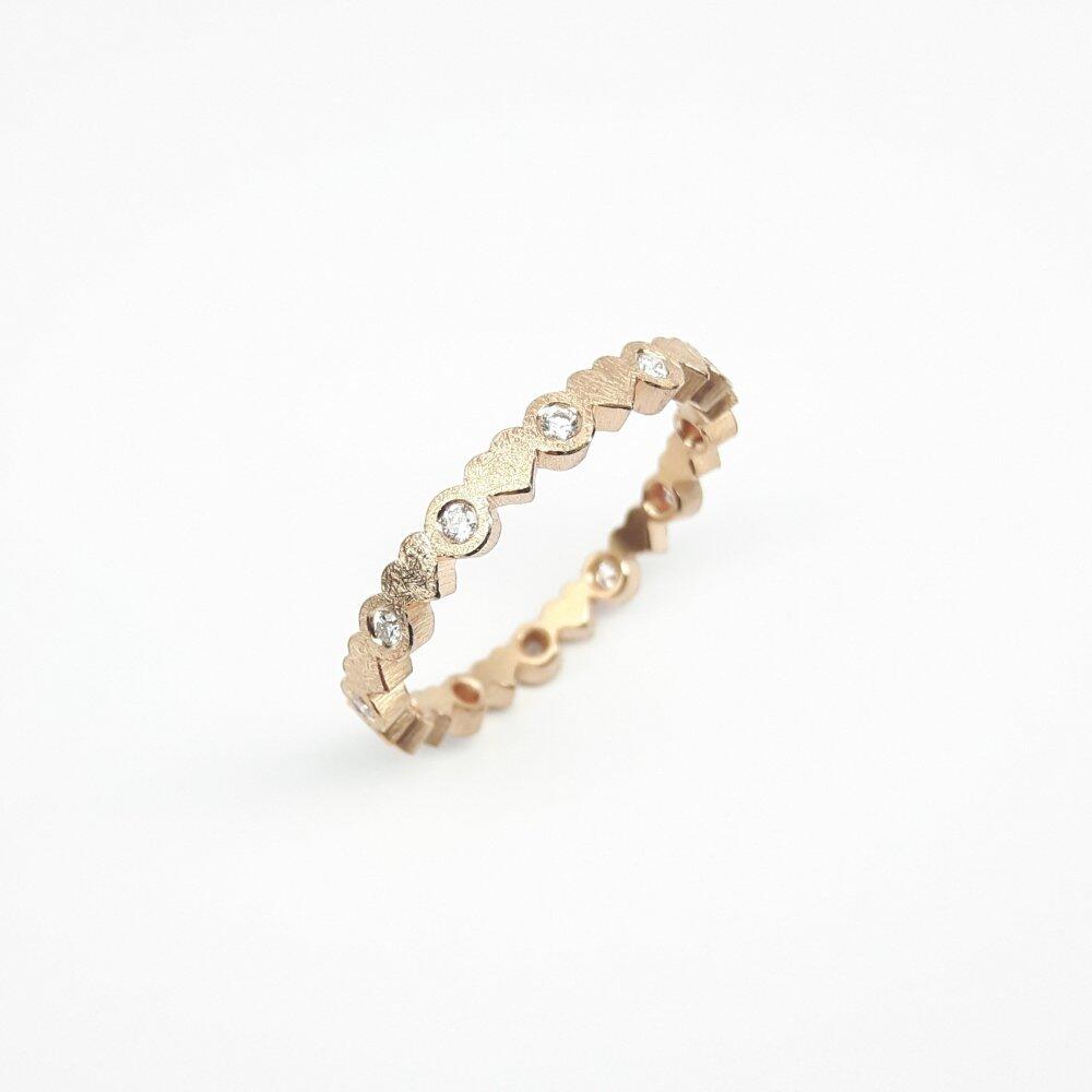 'heartbeats', Ring aus 18kt Rotgold und 12 Diamanten Ø1,5mm.