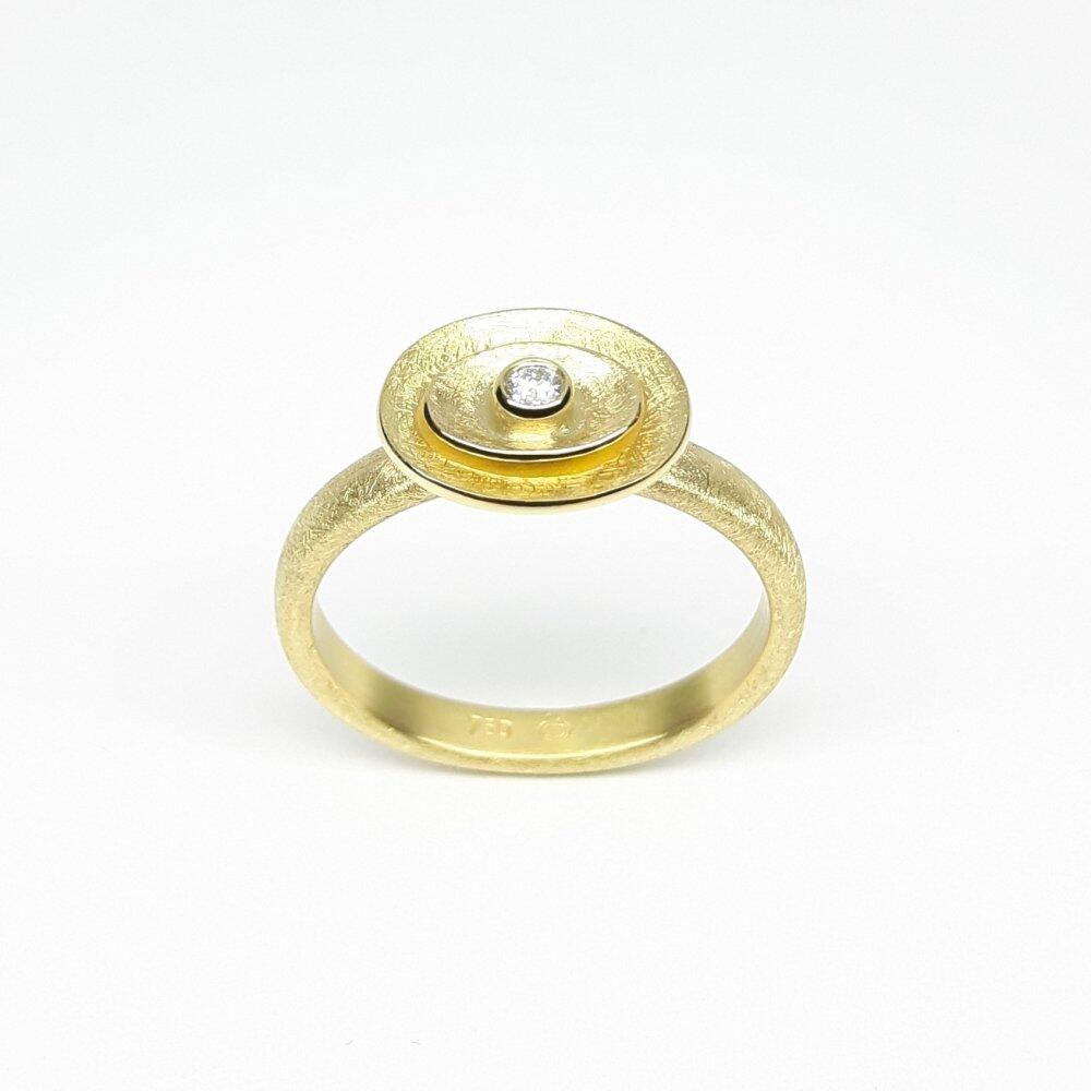 Ring in 18kt yellow gold with diamond. Unique piece.