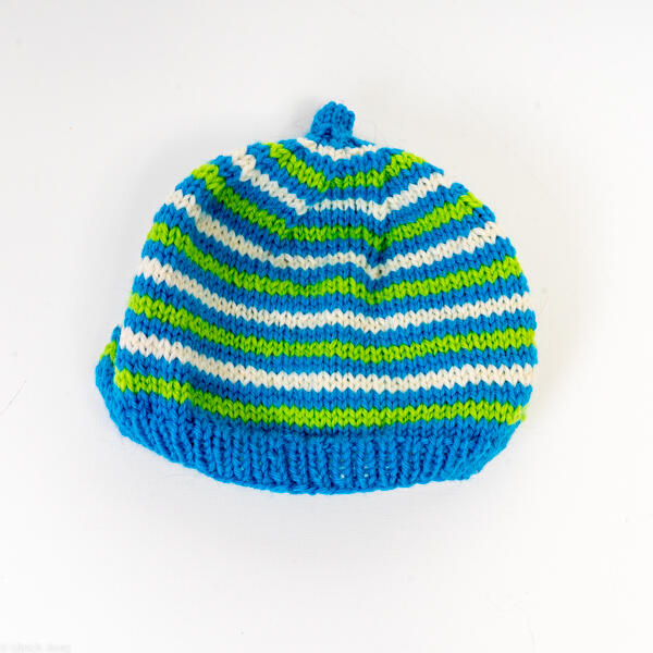Gestreifte Baby- oder Kleinkindmütze, handgestrickt, Umfang ca. 34 cm