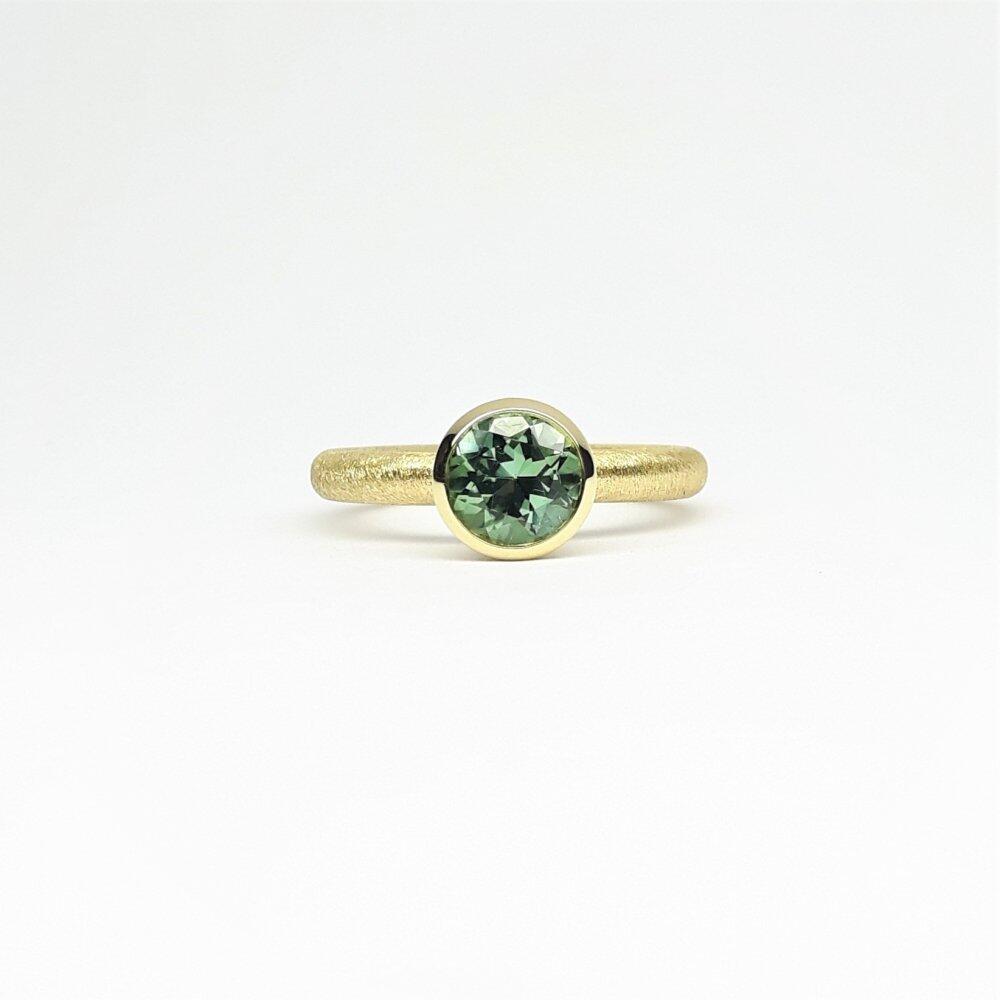 'combiring medium', 18kt Gelbgold und grünem Turmalin Ø7mm à 1,35ct.