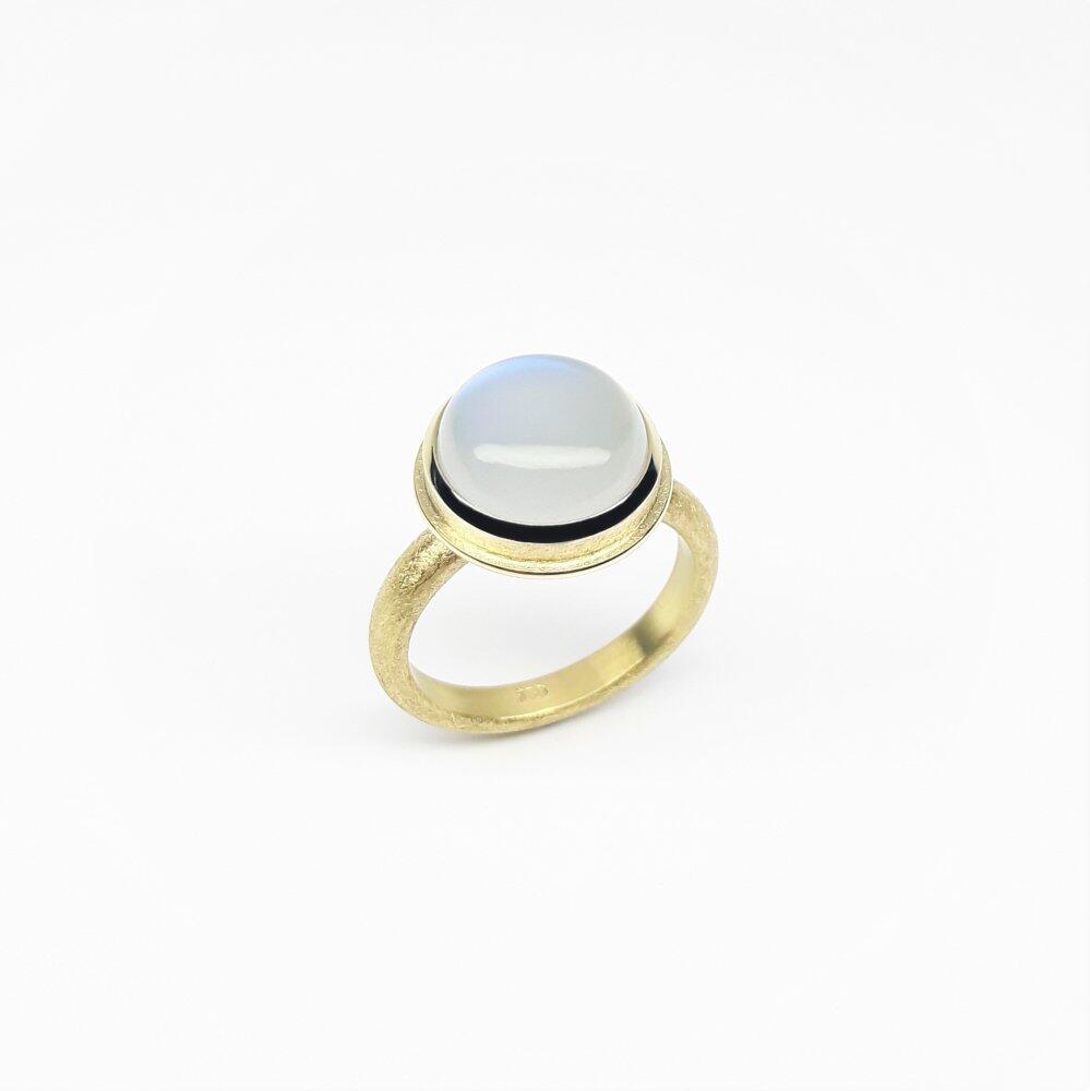 Ring in 18kt yellow gold and Tanzania moonstone. Unique piece.