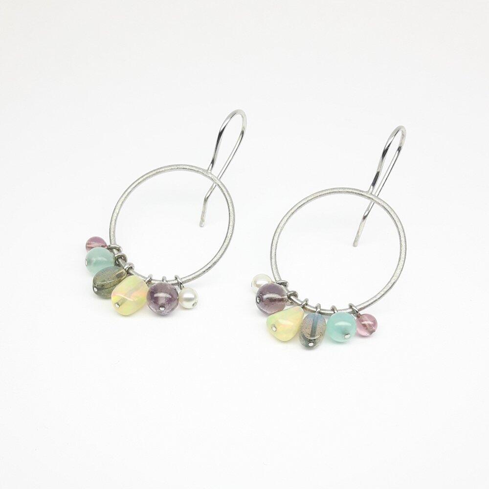 Boucles d'oreilles en or blanc 18kt, tourmaline, labradorite, opale des andes et perles. Pièce unique.