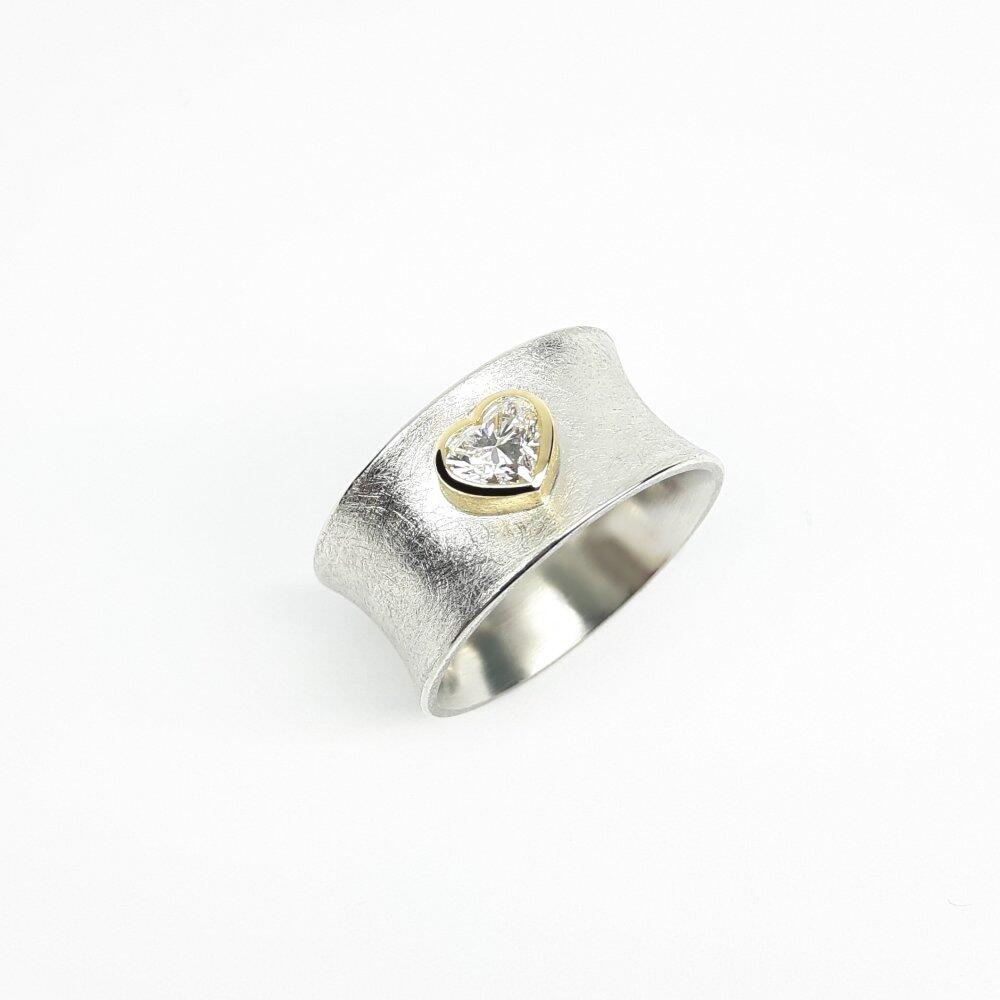 "my sweety", Ring aus 18kt Gold und Diamant-Herz. Unikat.